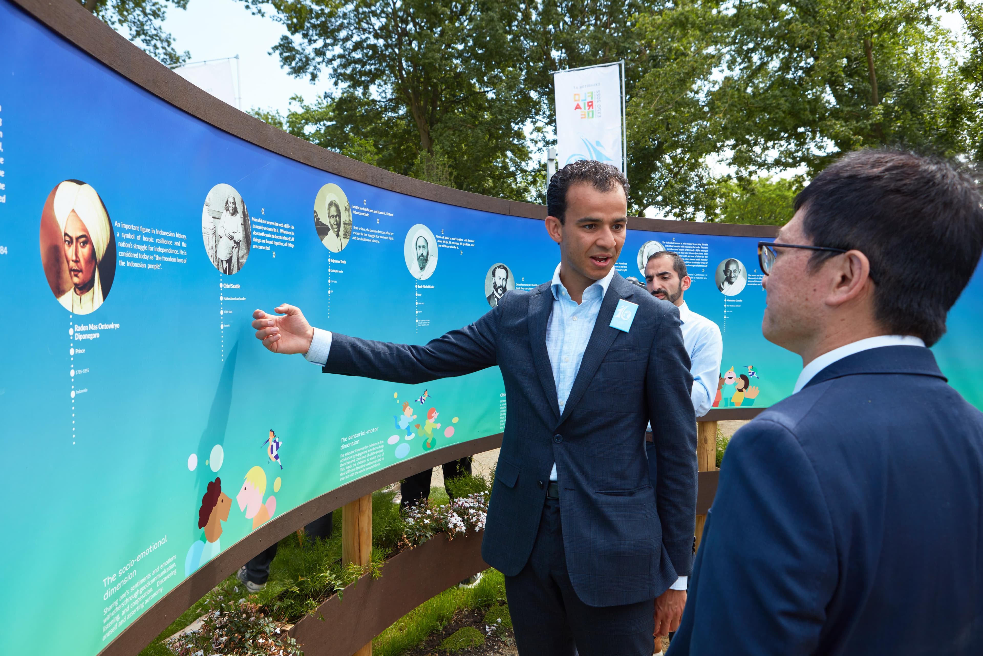Alaeddine presenteert de Human Values-expositie aan de ambassadeur van Thailand bij de Garden of Peace op Floriade Expo 2022