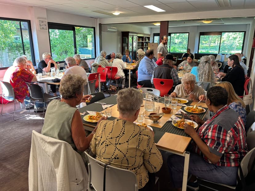 Gezamenlijk eten in de zaal