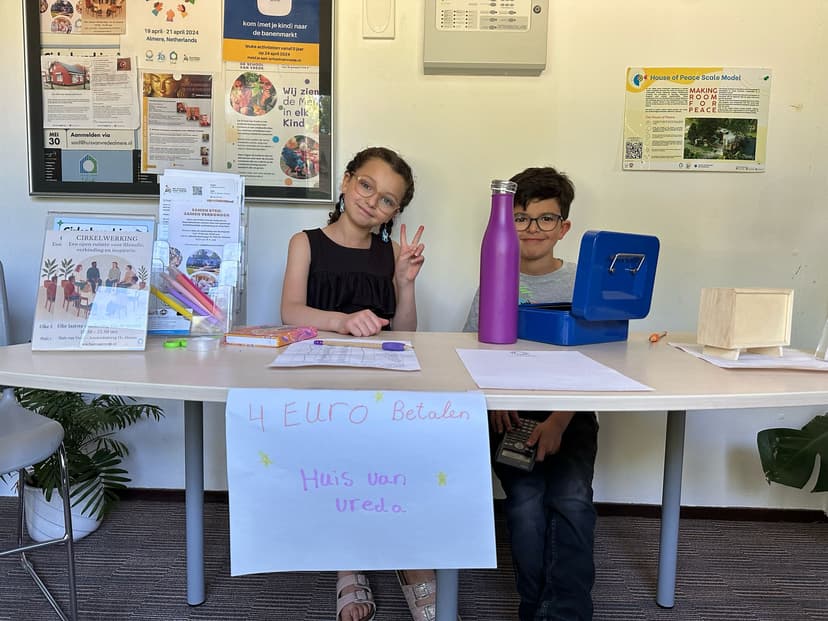 Jeugd ontvangt bezoekers bij de entree